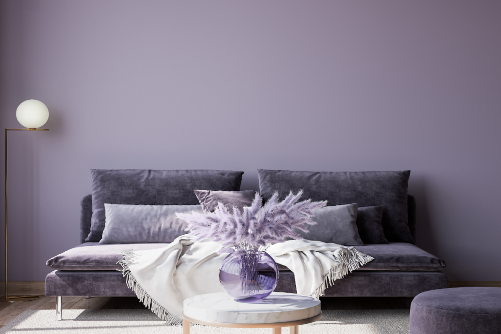 fioletowy salon - fioletowa ściana i kanapa oraz fioletowy wazon