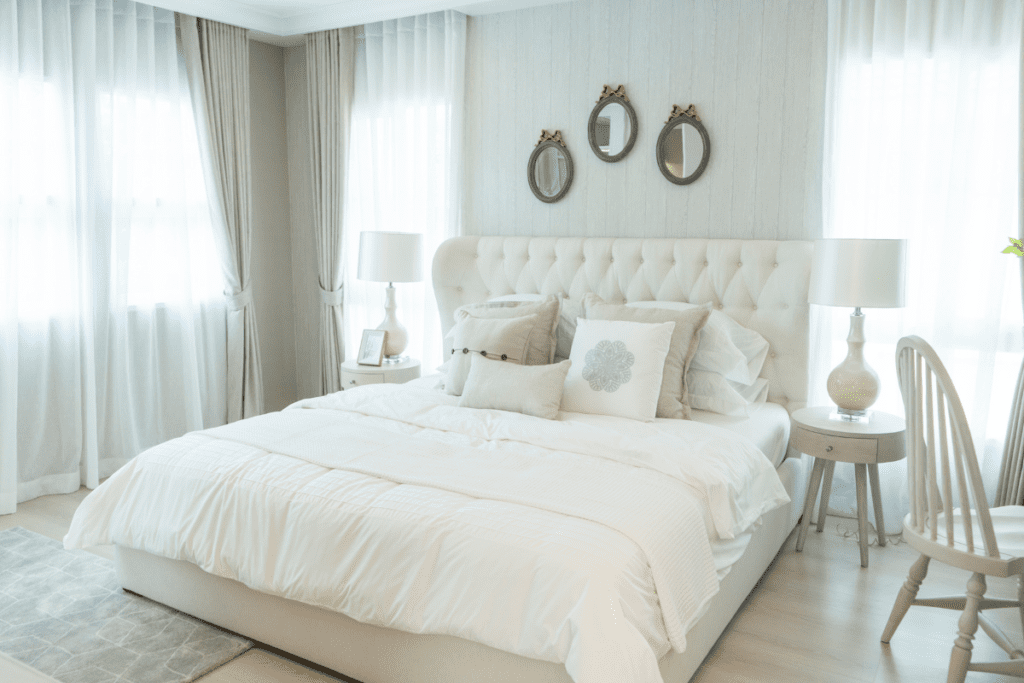 Biała sypialnia klasyczna