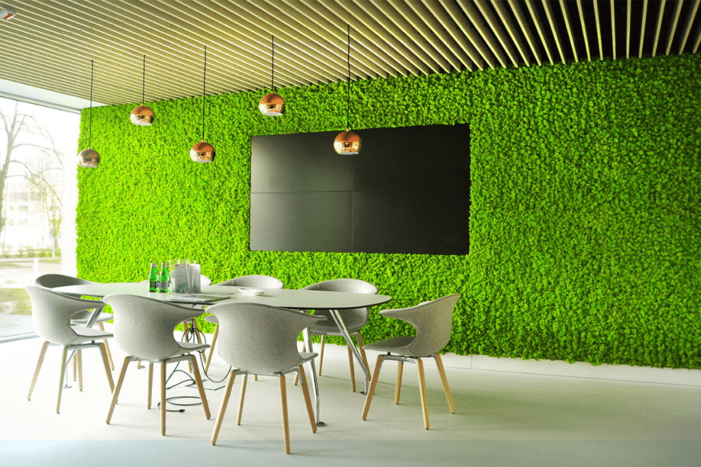 panele z mchu na ścianie w salonie 