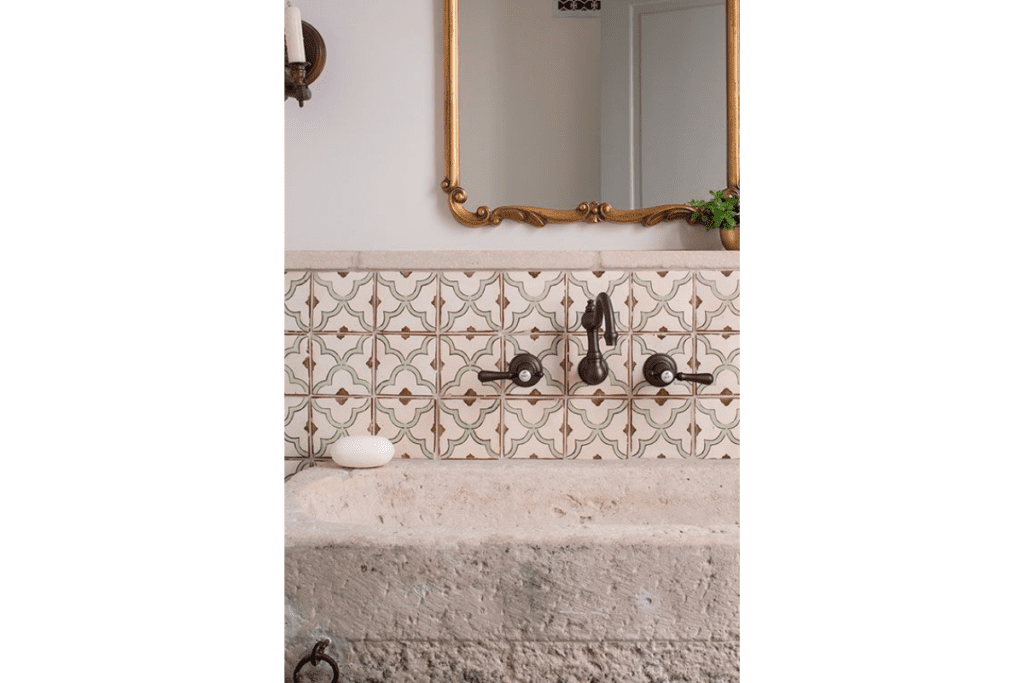 Kafelki azulejos w łazience