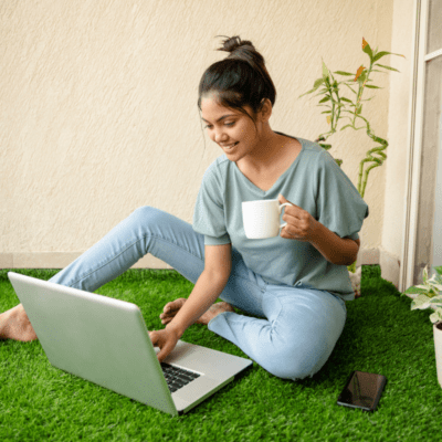 sztuczna trawa na balkonie