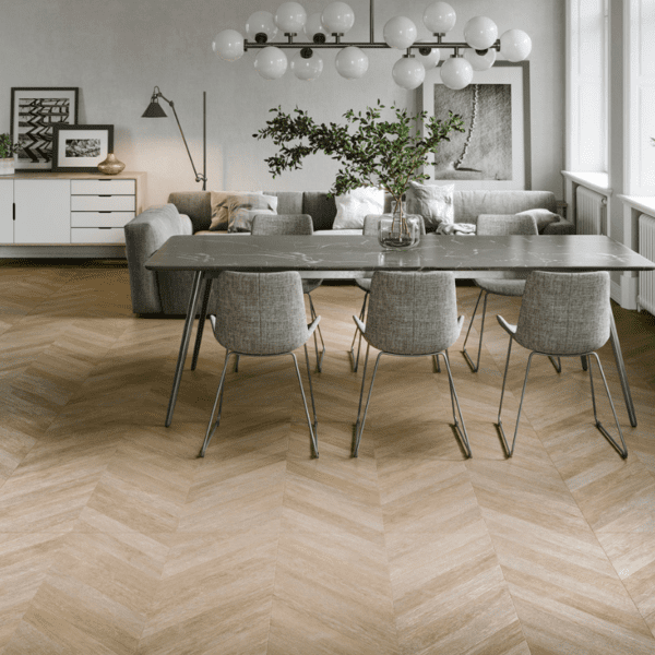 płytki w jodełkę w salonie