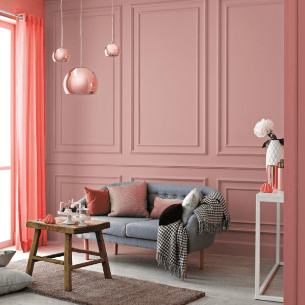 pudrowy róż w salonie