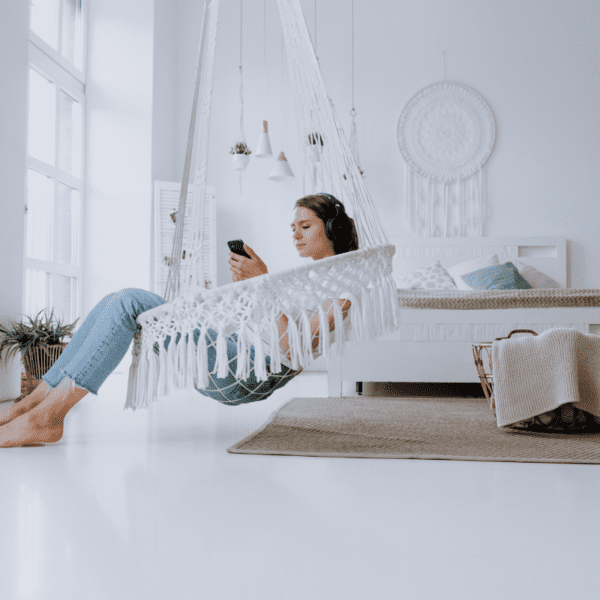 Fotel wiszący w sypialni