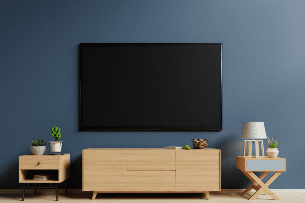 TV na niebieskiej ścianie