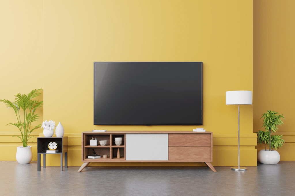 Telewizor na żółtej ścianie