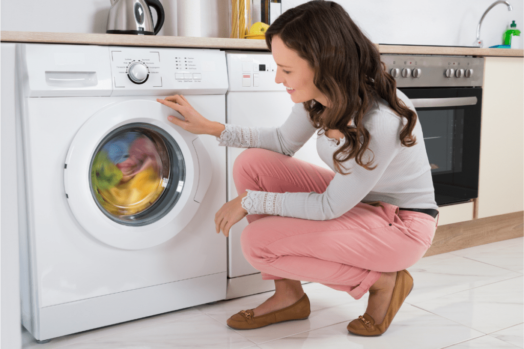 Kobieta stawia pranie 