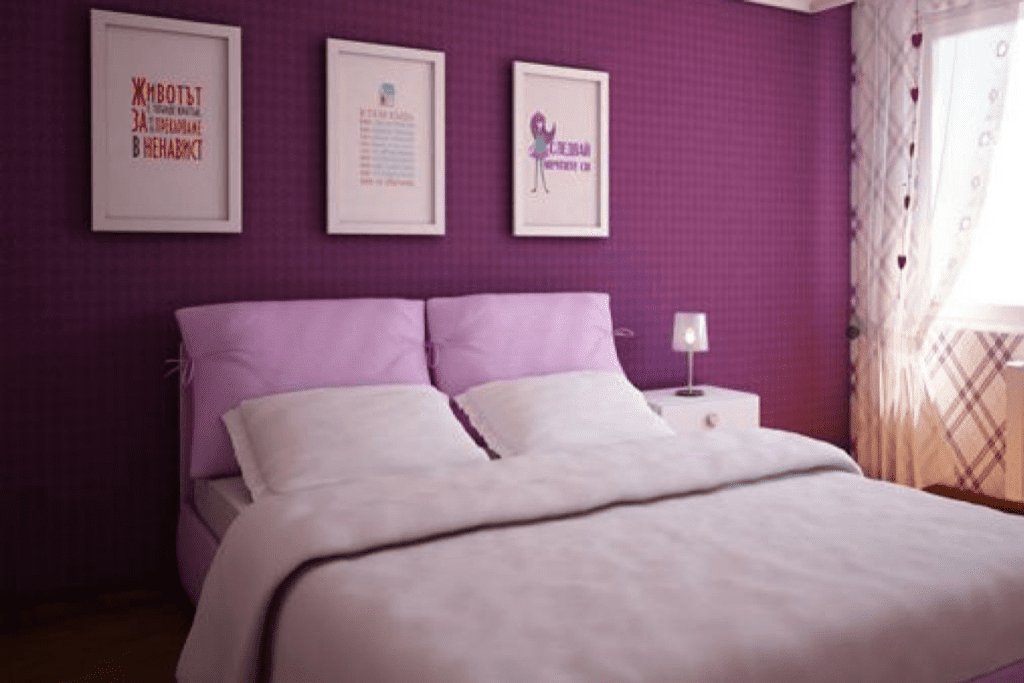 Kolor purpurowy na ścianie w sypialni
