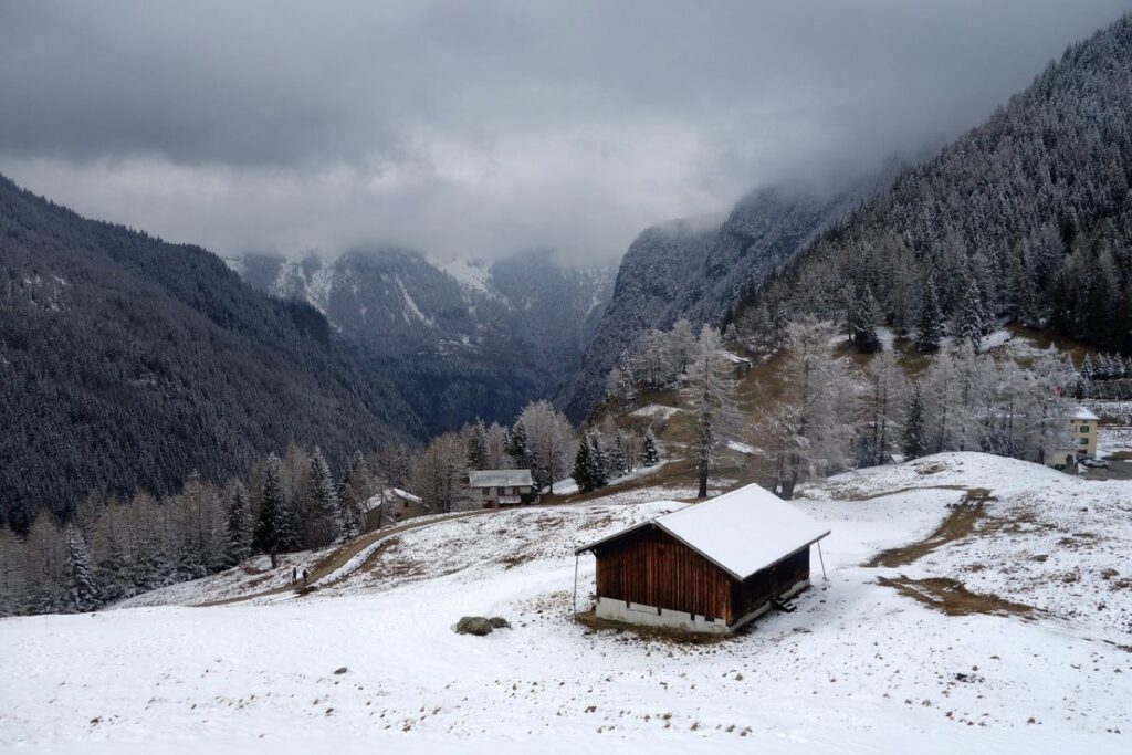 Styl chalet niezmiennie kojarzy się z drewnianymi chatkami zagubionymi gdzieś pośród alpejskich szczytów