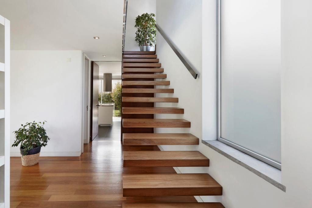 Drewniane schody w klatce schodowej w domu