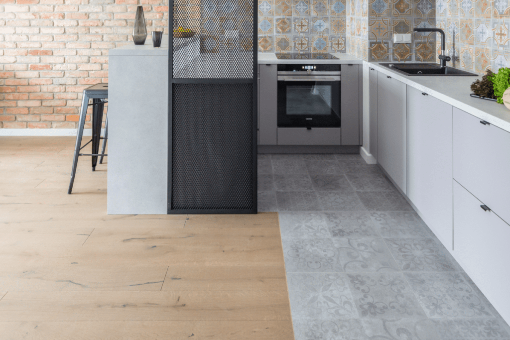 Плитка совмещенная с панелями на кухне