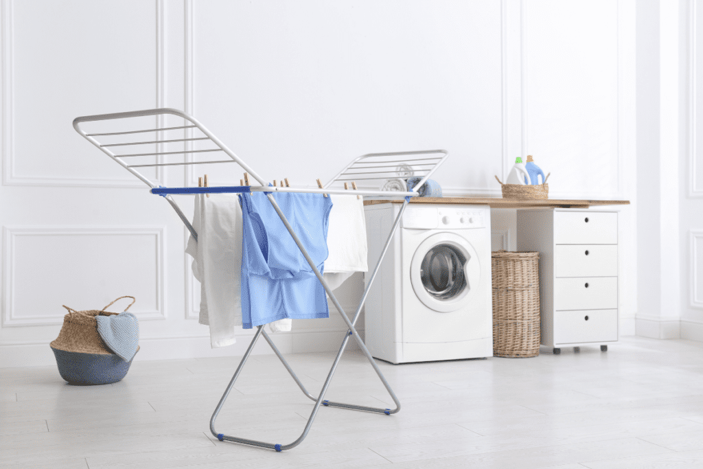 Mądre rozwieszanie prania na suszarce w domu