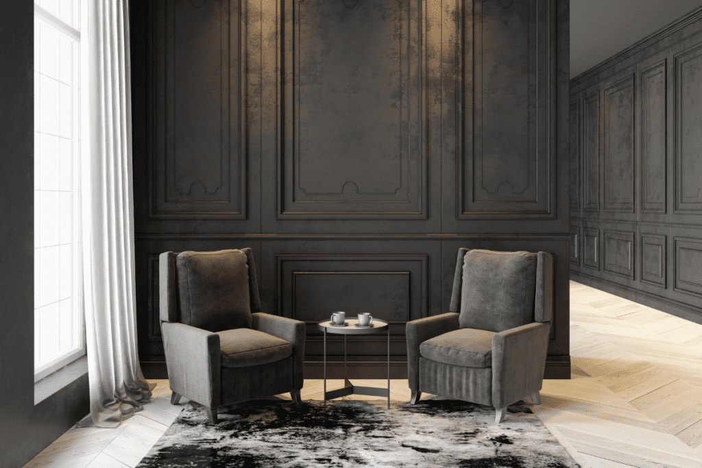 Zamszowe fotele i szare ściany we wnętrzu
