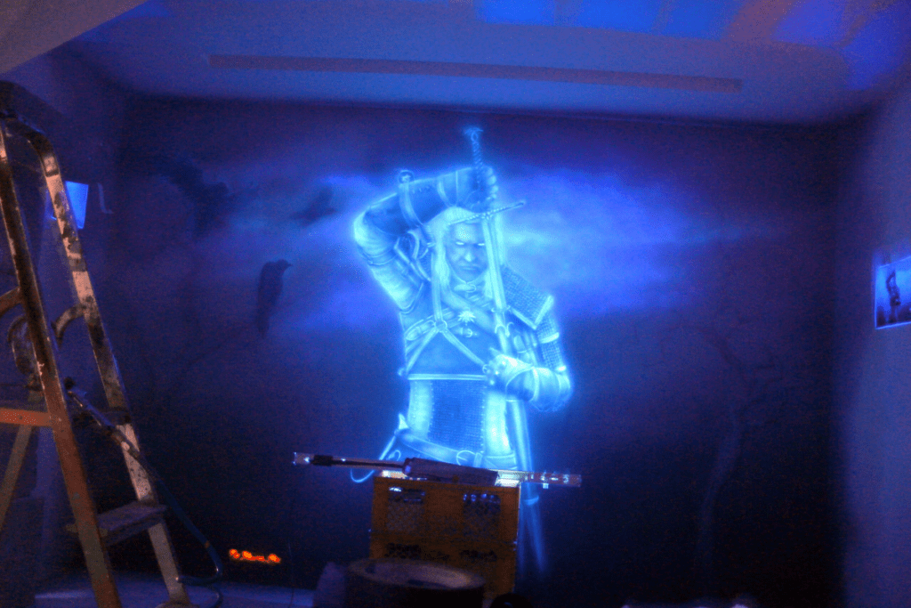 Нарисованный ведьмак в комнате флуоресцентной краской