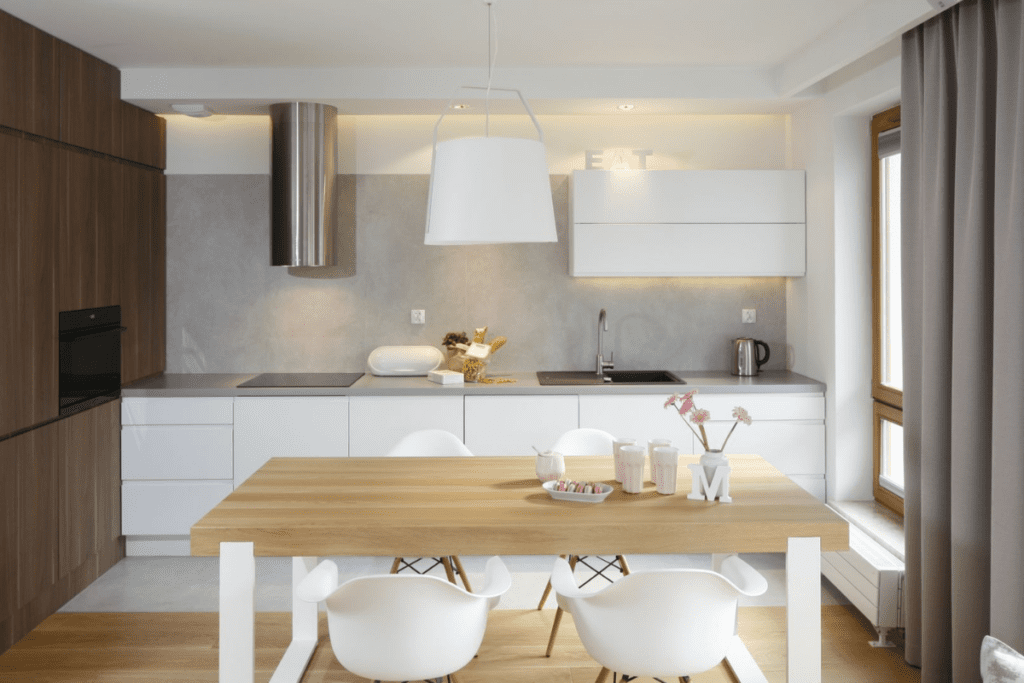 Stół pomiędzy jadalnią a salonem