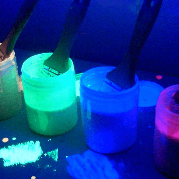 farba fluorescencyjna