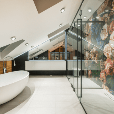 Prysznic bez brodzika - łazienka, wanna, ściana w kwiaty