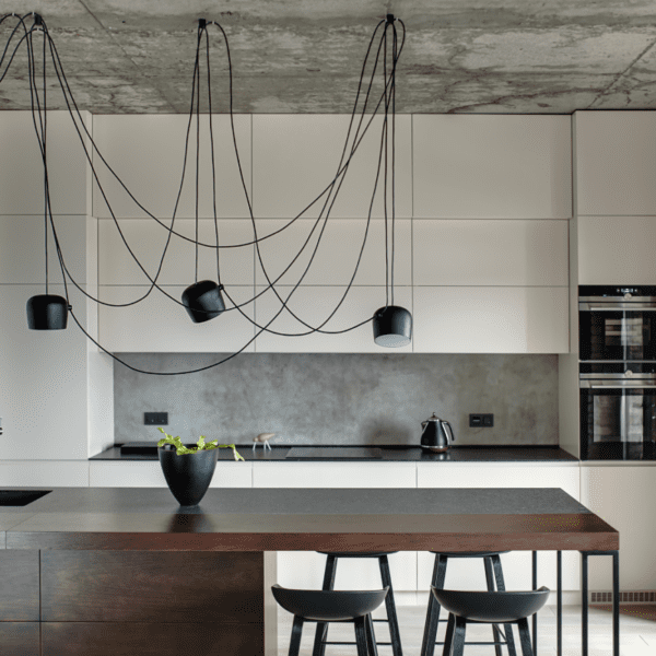 beton w kuchni na ścianie