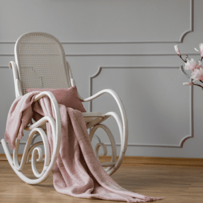 fotel bujany wiklinowy w salonie
