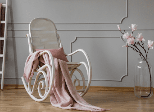 fotel bujany wiklinowy w salonie