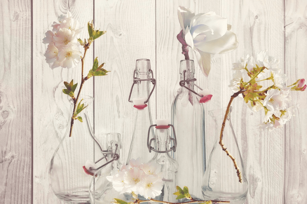 jak udekorować wysoki szklany wazon - butelki, kwiaty