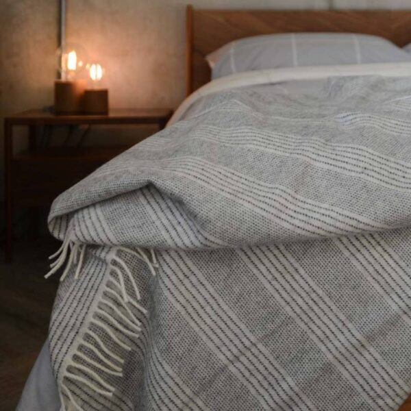 Koce z wełny alpak są wyjątkowo przyjemne w dotyku i idealnie trzymają temperaturę.