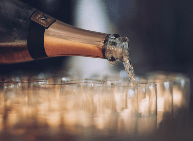 menu na sylwestra w domu - szampan, kieliszki
