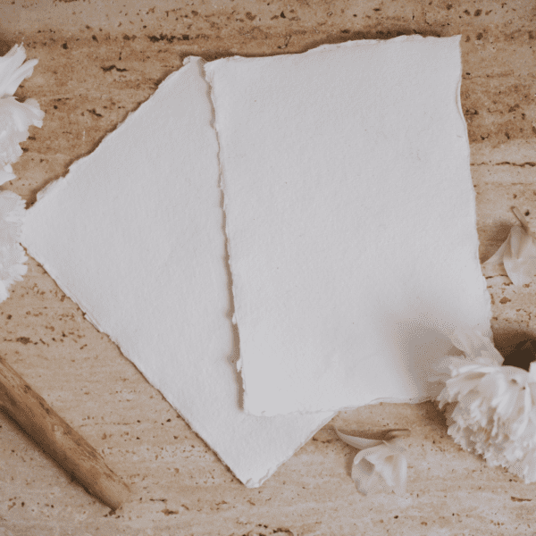 papier czerpany na biurku