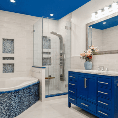 wanna narożna aranżacje - niebieska łazienka