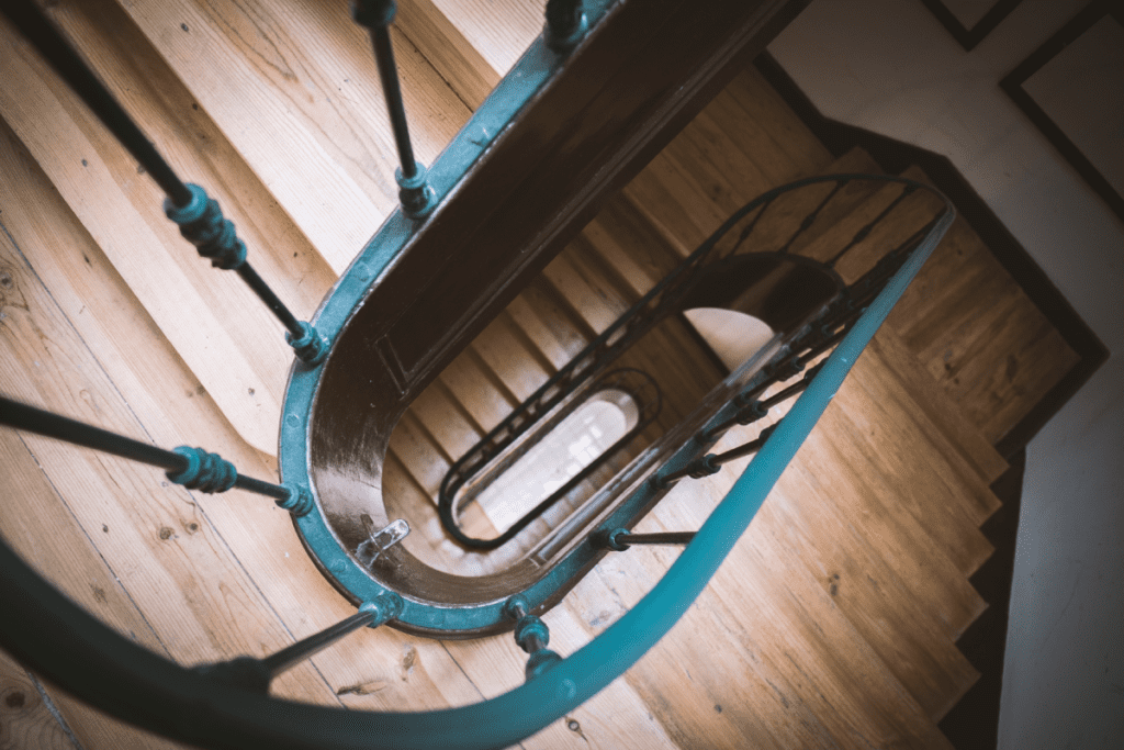 zmiana koloru schodów drewnianych - schody