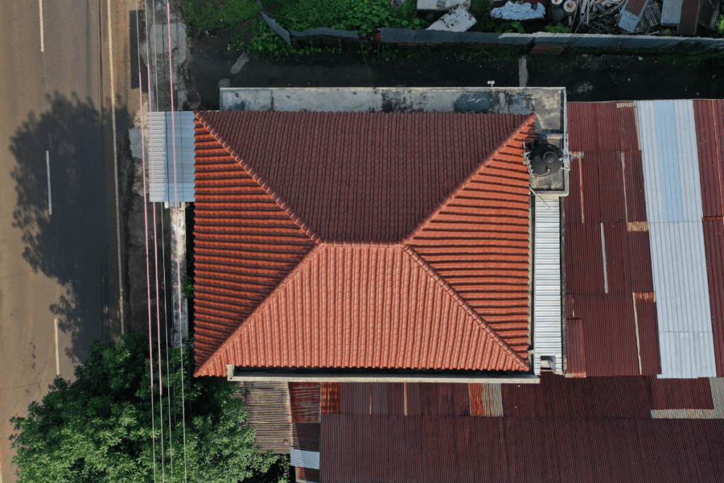 Czterospadowy dach w domu jednorodzinnym