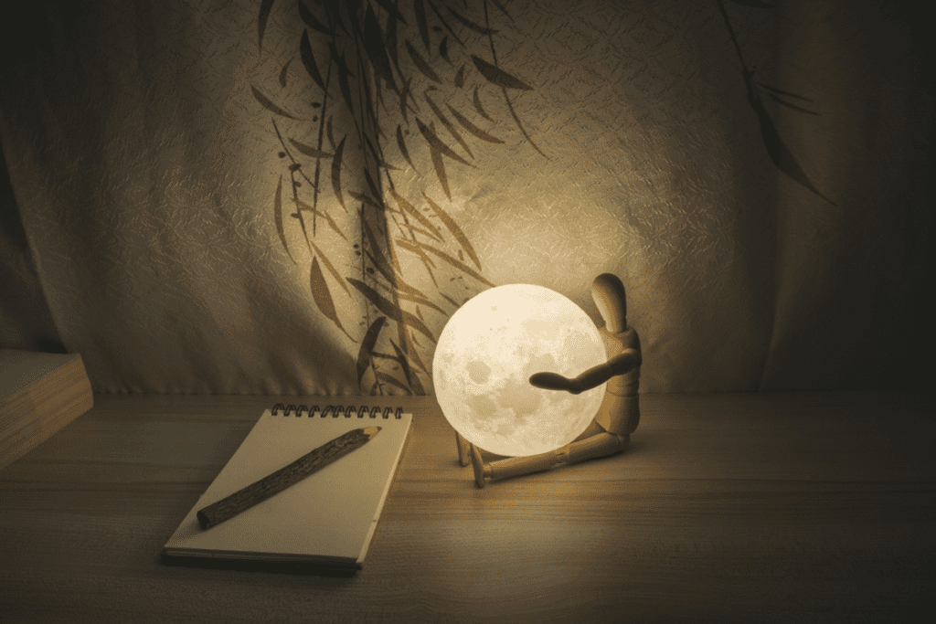 Realistyczny księżyc jako lampka nocna