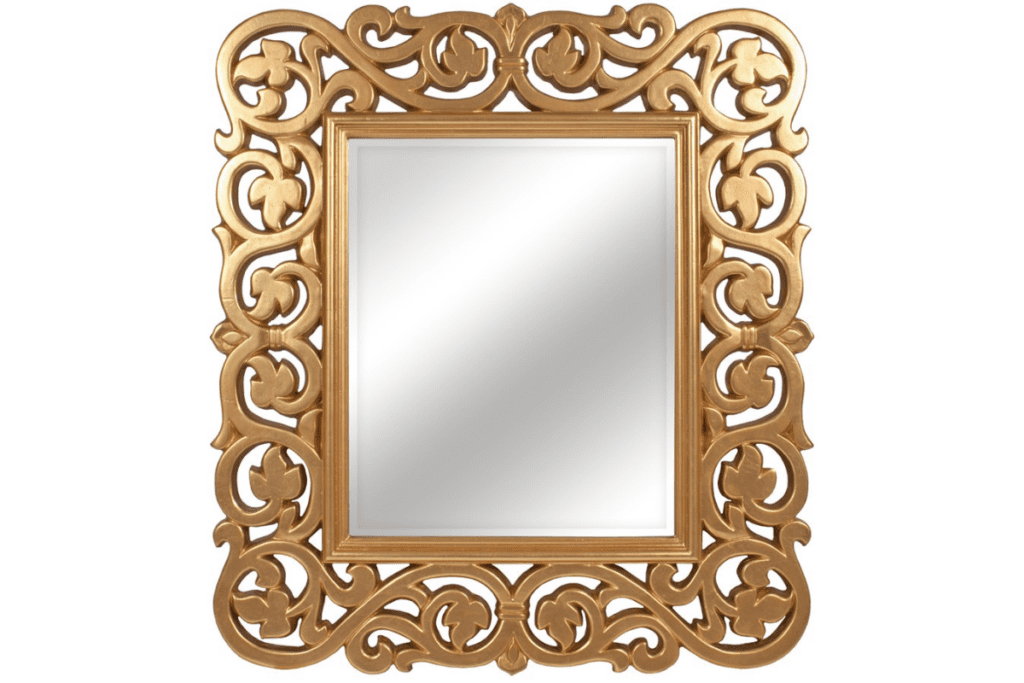 Классическое зеркало в золотой оправе