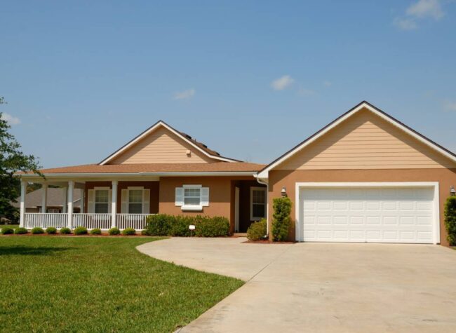 Podjazd do garażu - dom, garaż, trawnik