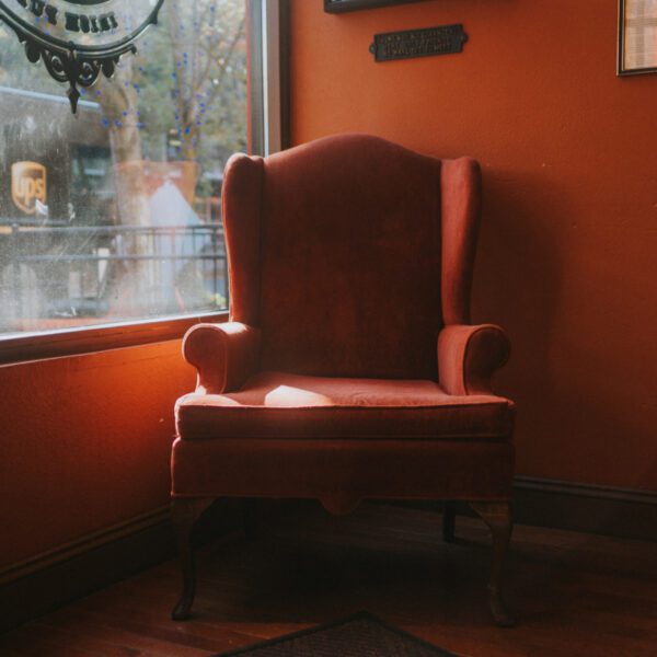 fotel wypoczynkowy jest dekoracją wnętrza i miejscem na odpoczynek