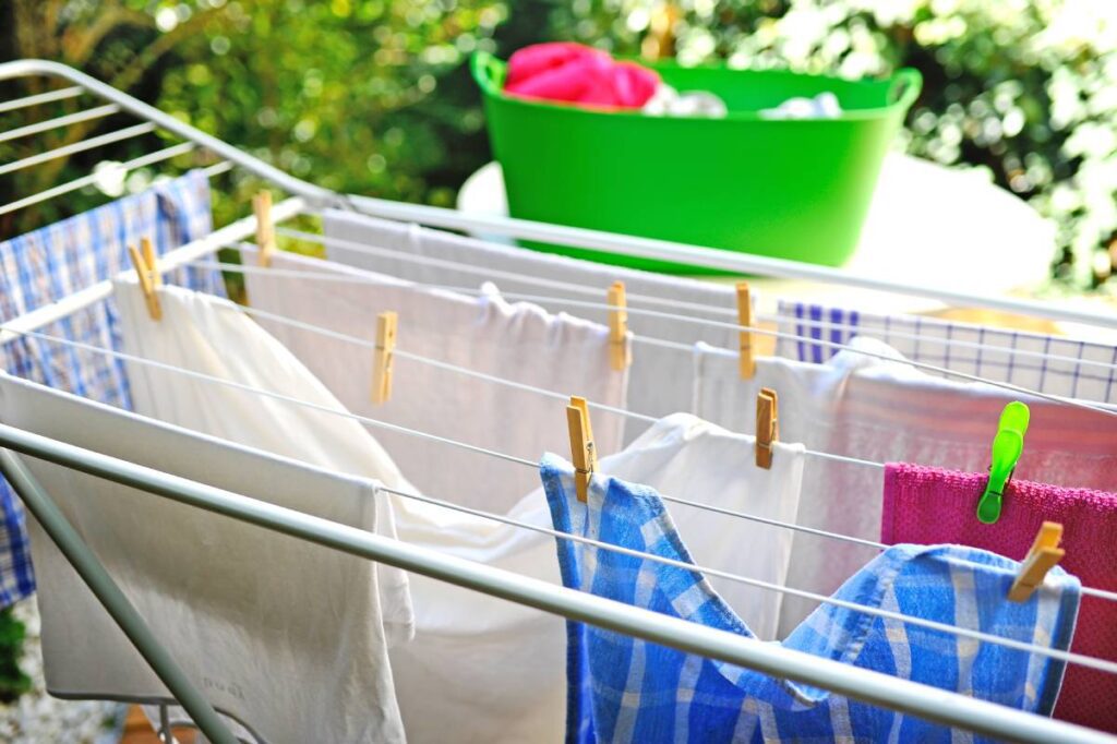 suszarka na pranie w ogrodzie
