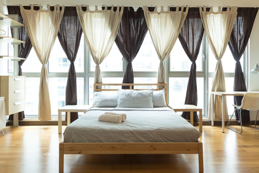 Łóżko drewniane w sypialni