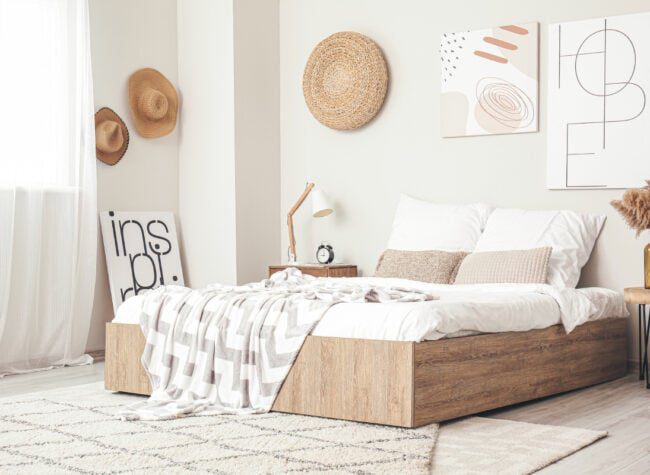 Łóżko drewniane w sypialni boho