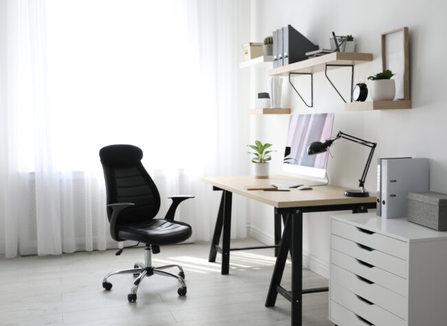 fotel na kółkach w biurze