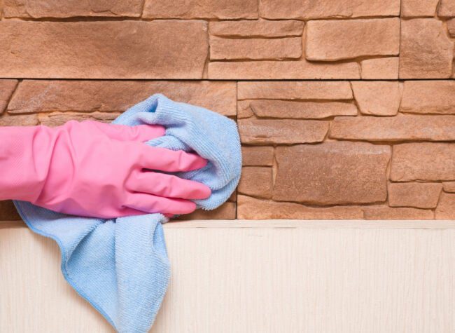 sposoby na czyszczenie kamienia dekoracyjnego na ścianie