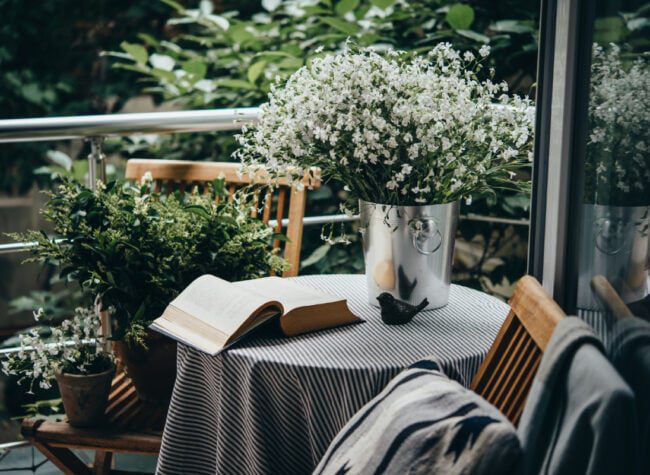 mały balkon z bukietem
