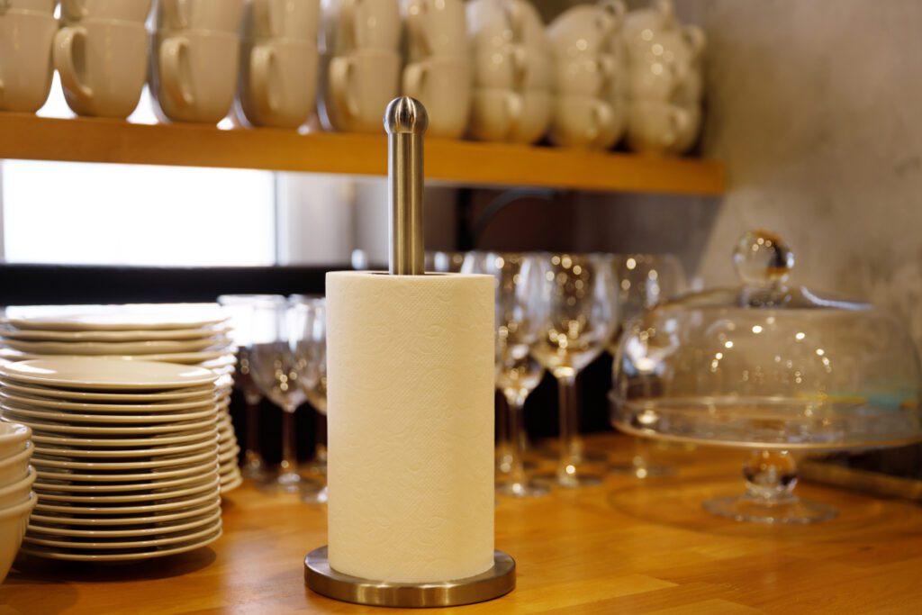 Stojak na ręcznik papierowy jest często spotykany w restauracjach lub kawiarniach