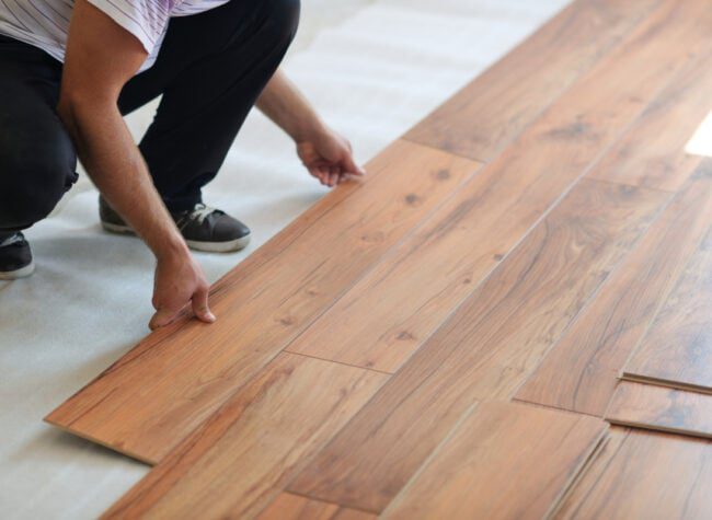 układanie paneli podłogowych z fugą