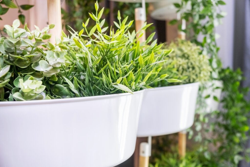 Sztuczne rośliny w doniczce idealnie sprawdzą się na balkonie, tarasie lub w ogrodzie!
