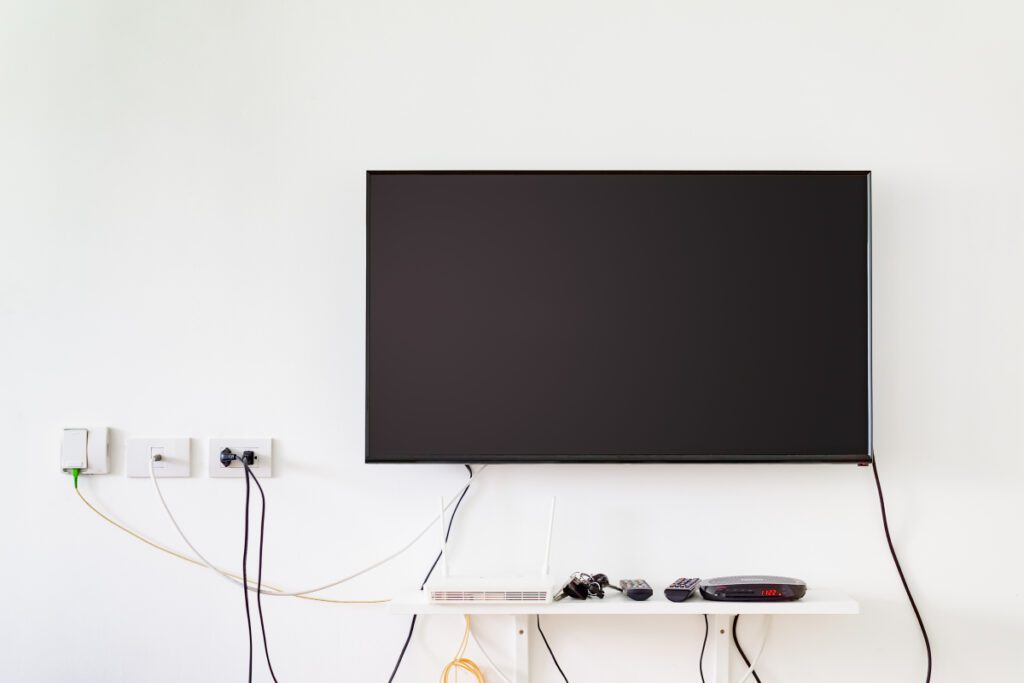 Tunel tv, czyli niezawodny sposób na ukrycie wiszących kabli pod telewizorem na ścianie