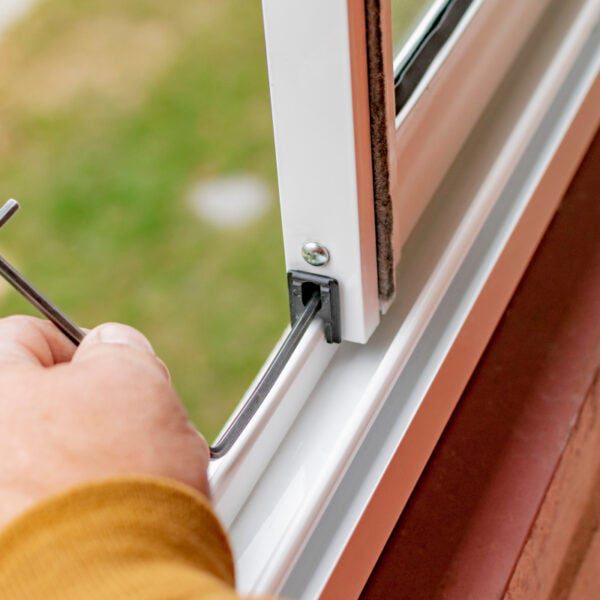 jak wyregulować opadające drzwi balkonowe