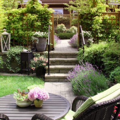 jak urządzić mały ogród z tarasem