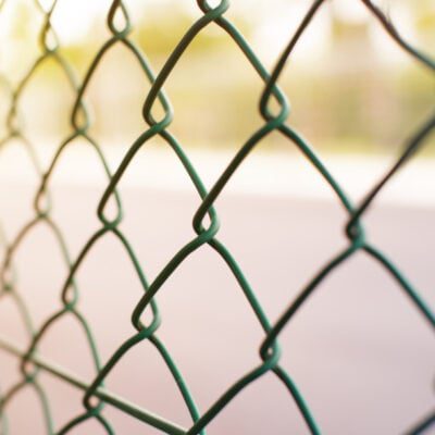 jak wykonać ogrodzenie z siatki koszt
