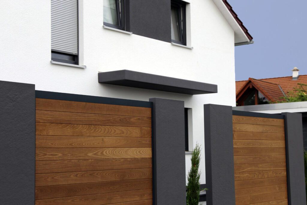 Ogrodzenie kompozytowe to nowoczesny wariant, który zapewnia prywatność w ogrodzie