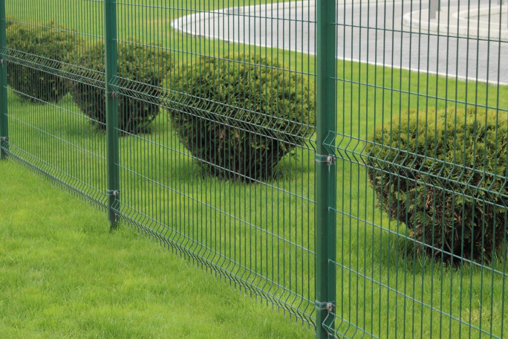 Roślinność przy ogrodzeniu metalowym panelowym dodaje prywatności